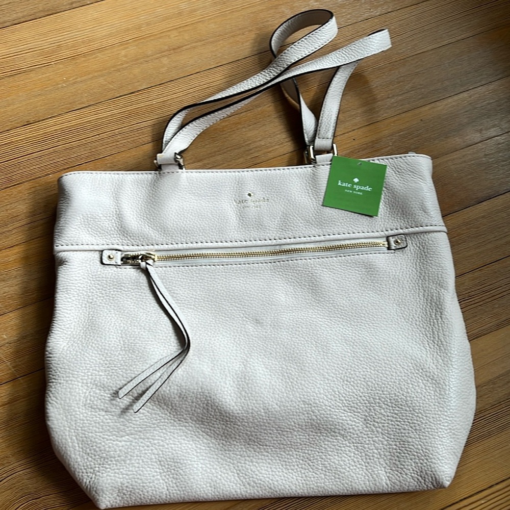 NWOT Kate Spade Cobble Hill Tayler bag in the Pebble color (with dust bag).